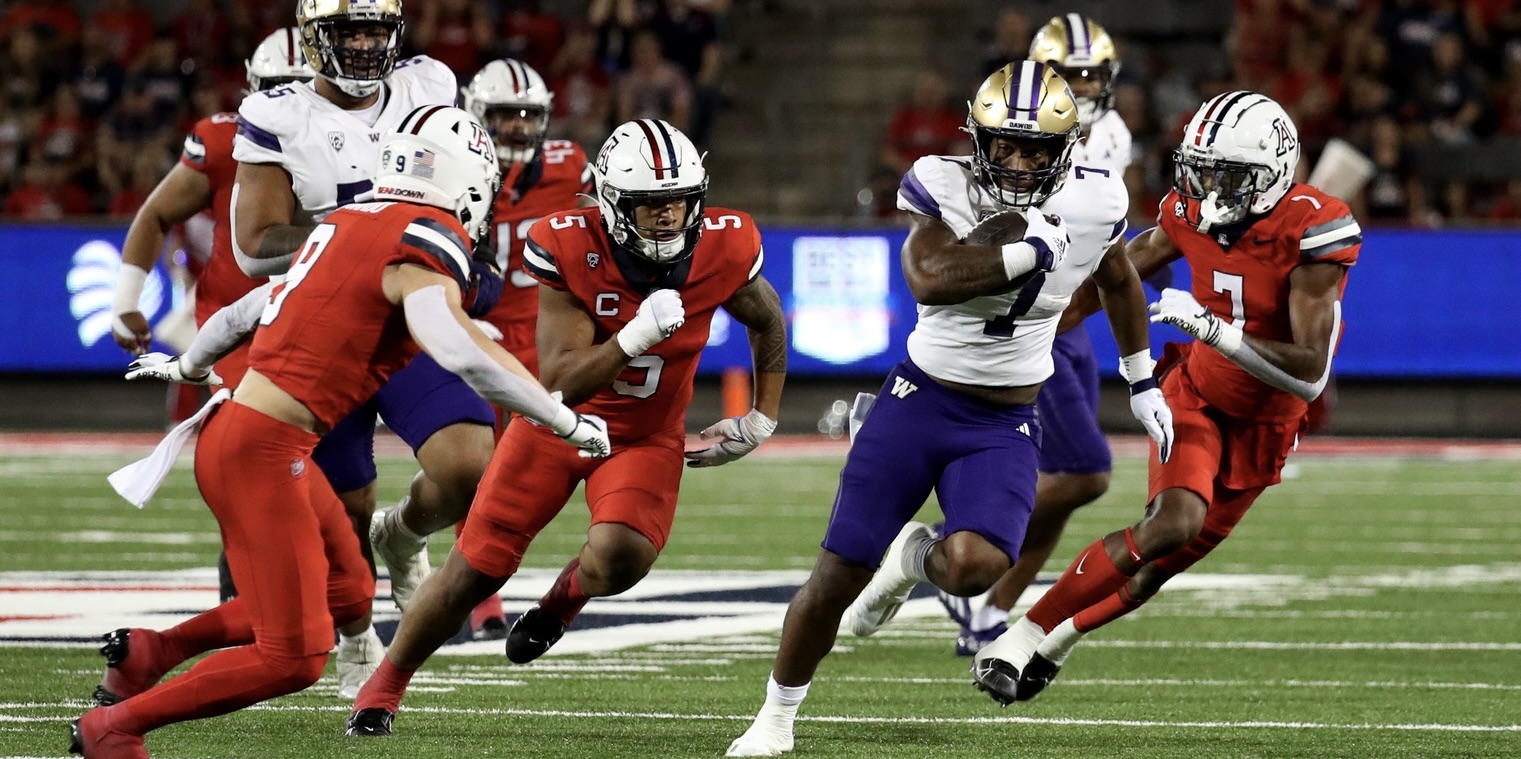 UW running back Dillon Johnson (7) breaks loose as future Husky cornerback Ephesians Prycock (7) gives chase.